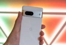 SuperfanNavBhatia在谷歌Pixel7广告中展示猛龙队2019年总冠军戒指