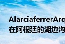 AlarciaferrerArquitectos设计的玻璃凉亭在阿根廷的湖边沟壑上架桥