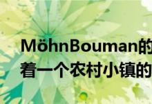 MöhnBouman的一栋生锈的钢制外墙环绕着一个农村小镇的老房子