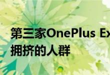 第三家OnePlus Experience商店在德里开业拥挤的人群